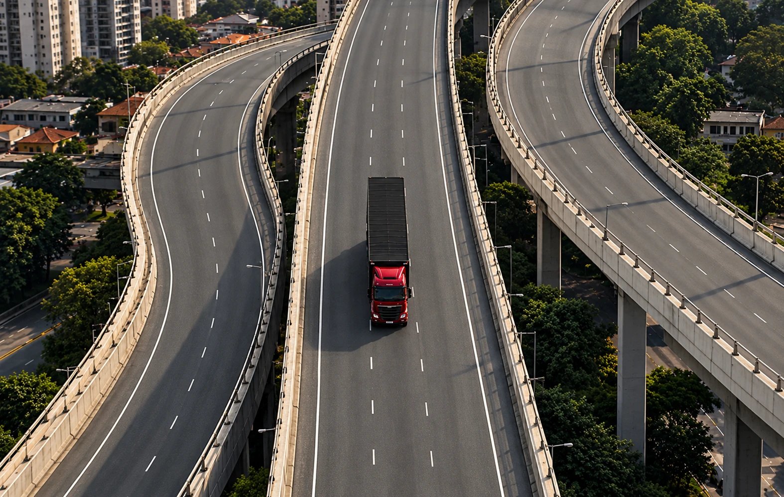 Caminhão vermelho da transportadora Transuniverso em um viaduto